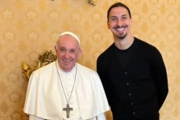 Ibrahimović posjetio Papu u Vatikanu: Zlatan mu poklonio svoju biografiju i dres pa ga nasmijao