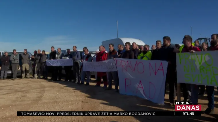 Stotinjak kamiona, miješalica i drugih građevinskih vozila kolonom kroz turistička naselja prosvjedovalo je protiv zabrane radova tijekom ljeta