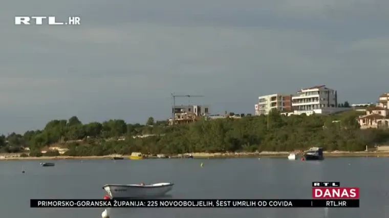 Stotinjak kamiona i drugih građevinskih vozila kolonom je prosvjedovalo protiv zabrane radova tijekom ljeta