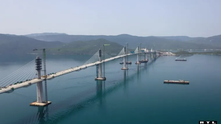 Most je gotov, ali... Od četiri dionice pristupnih cesta na Pelje&scaron;cu, jedna kasni. Doznali smo i koliko i za&scaron;to