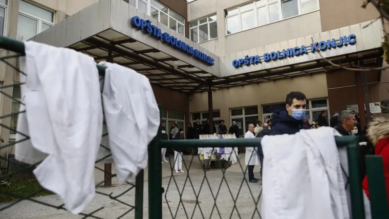 Plaću nisu primili od srpnja, a u znak protesta skinuli su kute i najavili masovne otkaze: 'Nisam je skinuo ni u ratu'