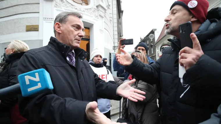 VIDEO Prosvjednici zaskočili liječnika HDZ-ovca: 'Za&scaron;to se na&scaron;u djecu cijepi od bolesti od koje nitko nije umro?' Pljeskali su mu