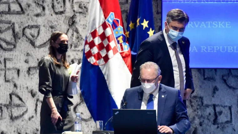 Stožer donosi novih 7 mjera: Okupljanja s vi&scaron;e od sto ljudi odobrava županijski zavod, novitet i za centre za socijalnu skrb