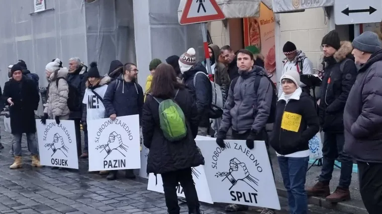 FOTO/VIDEO Prosvjednici na Markovom trgu, tijelima će formirati bedem: 'Oni se cijepe vodom, a mi bi se trebali cijepiti otrovom'