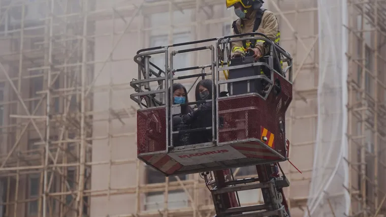 VIDEO Veliki požar u Svjetskom trgovinskom centru u Hong Kongu: Oko150 ljudi zarobljeno na krovu, čekaju da ih spase