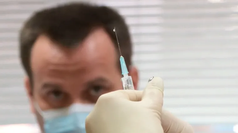 Rekordan broj zaraženih u Velikoj Britaniji, razmatraju se nove mjere: Johnson poziva ljude da prime booster dozu