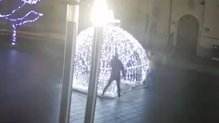 VIDEO O&scaron;tetili božićni ukras u samom sredi&scaron;tu grada: Počinitelje se poziva da se jave kako bi izbjegli teže posljedice