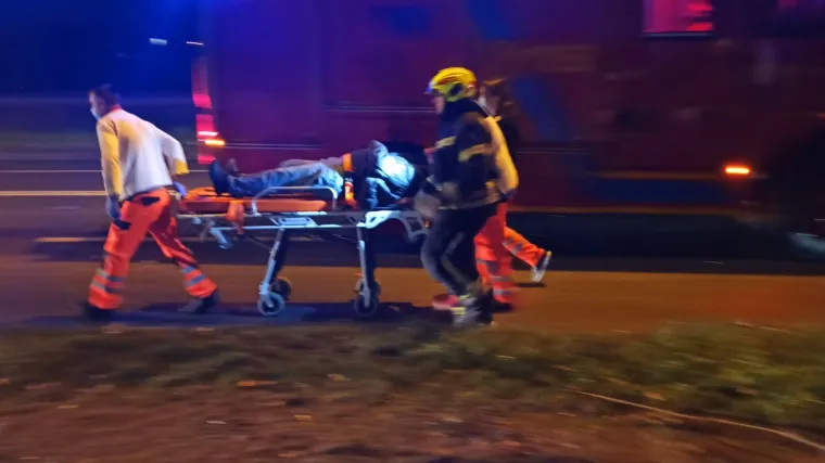 Te&scaron;ka prometna nesreća na Aleji Bologne: Automobil potpuno smrskan, vatrogasci izvlačili čovjeka