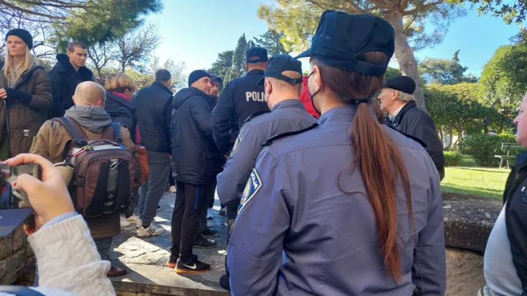 VIDEO Zaiskrilo između Ivo&scaron;evića i članova Udruge Stari pazar, zbog prijetnji policija odvela jednog mu&scaron;karca