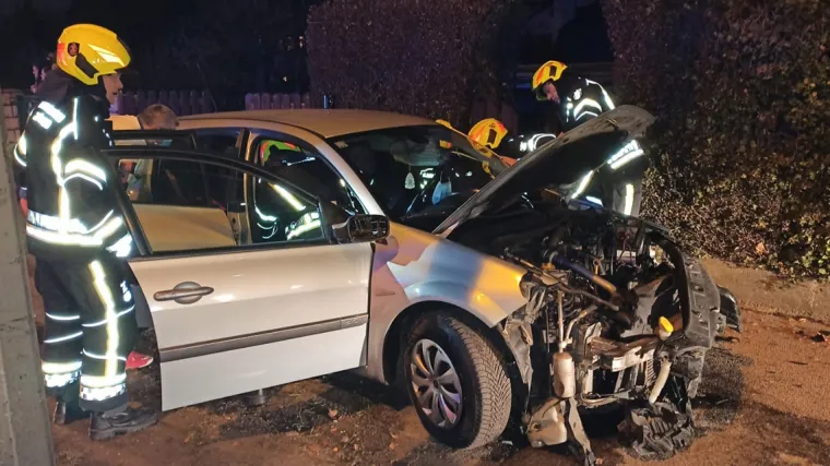 Te&scaron;ka prometna nesreća na Aleji Bologne u Zagrebu, vatrogasci izvlačili ozlijeđenog čovjeka