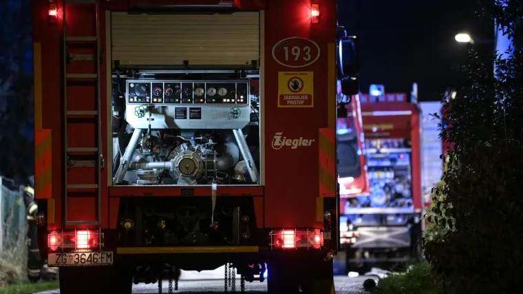U garaži u Solinu izbio požar, vatrogasci nakon gašenja pronašli mrtvog muškarca