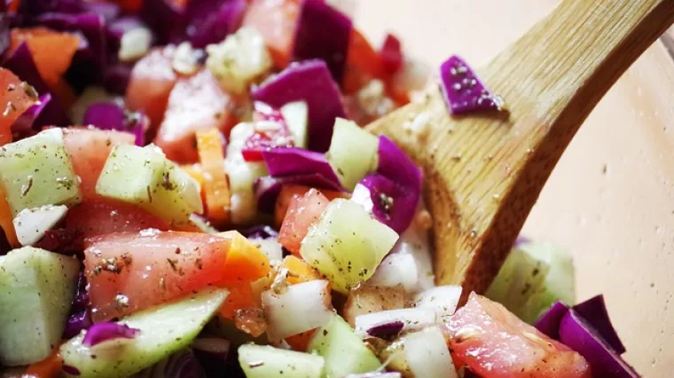 Salata od celera i jabuka kao predjelo ili prilog uz glavno jelo