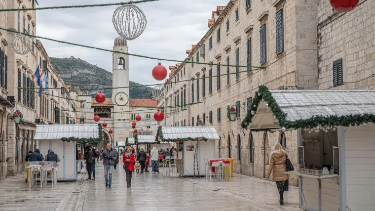 Okršaj policije i DJ-a na dubrovačkom Adventu: 31- godišnjak zaradio prijavu, a gradonačelnik nadimak Grinch