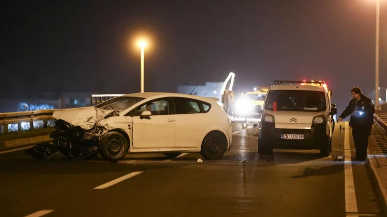 Lančani sudar u Zagrebu: Na nadvožnjaku se sudarila četiri automobila, dvije su osobe ozlijeđene