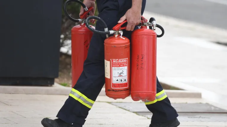 Lokaliziran požar u stanu u blizini Kvatrića: U ga&scaron;enju sudjelovalo 13 vatrogasaca