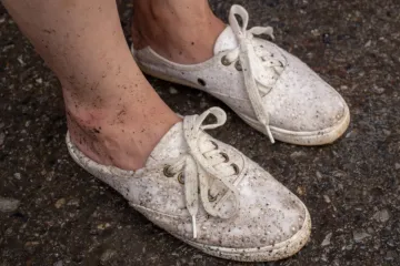 Bijele tenisice postale su vam sive? Vratite im bjelinu uz pomoć samo dva sastojka