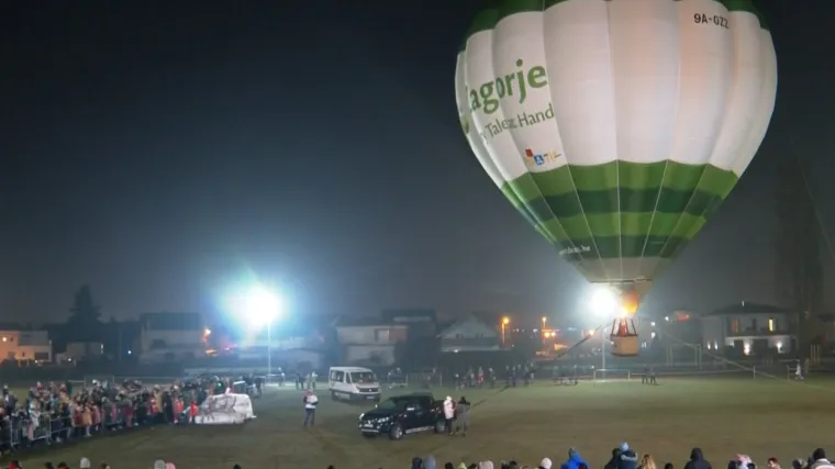 Pogledajte kako je Djed Božićnjak sletio u Samobor: 'Do&scaron;ao je balonom zato &scaron;to sobovi imaju koronu'
