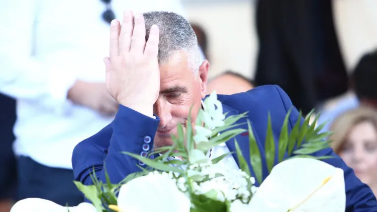 Miro Bulj snimio ispreturani dom svog prijatelja, tvrdi da su provalili migranti: 'Bacili su zastavu na pod'