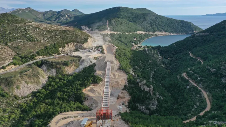 Hoće li okolne ceste biti gotove do ljeta? Pogledajte fantastične fotke Pelješkog mosta iz zraka