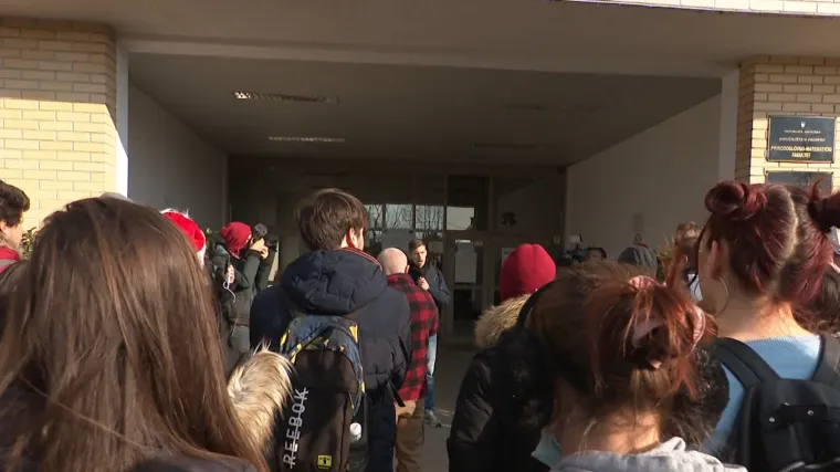 Prosvjed ispred PMF-a zbog COVID povrda, protiv potvrda izjasnilo se 60 posto studenata
