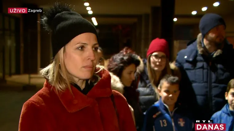 Zagrepčani se okupili ispred zgrade s koje pada fasada: 'Nije nam bitno tko je vlasnik, bitno je da institucije rade svoj posao'