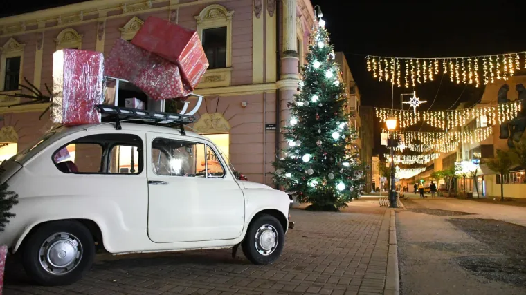 FOTO Bjelovarčani su se dobro nasmijali. Netko se tijekom večeri zaigrao s božićnim ukrasima, ovo sigurno nisu očekivali