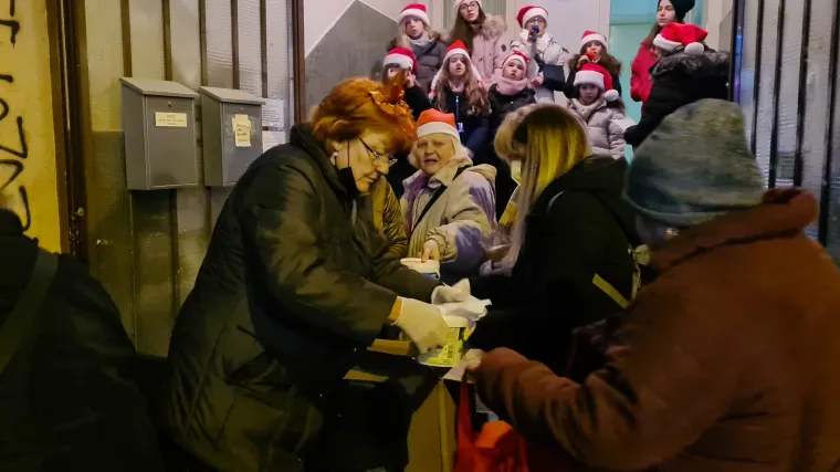 'Topla' večer u glavnom gradu! Beskućnicima podijeljeni topli obroci, nastupio i dječji zbor: 'Voljela bih da dobiju svoj dom'