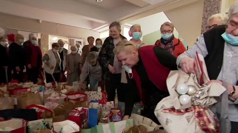 Pokloni su već stigli u Domove za starije, želje skromne, a zabavljati se znaju: 'Ne trebaju novci. Da je  zdravlja'