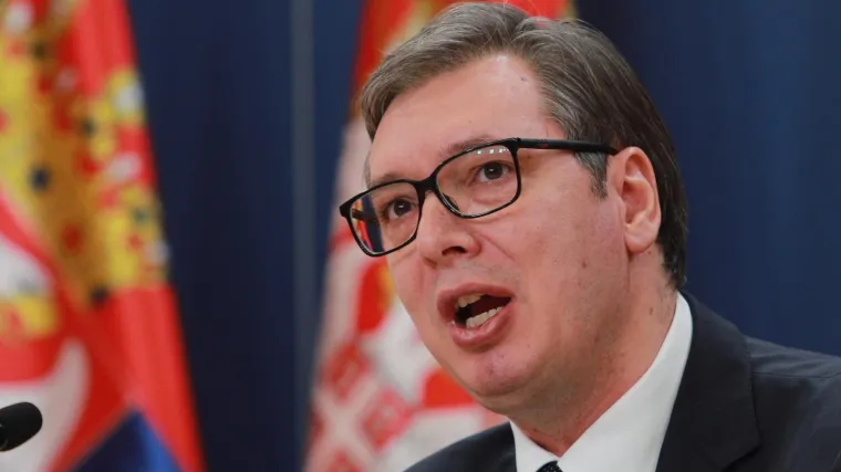 VIDEO Prosvjedi u Tirani zbog Vučića i 'Otvorenog Balkana': Jedan od prosvjednika pao tijekom skidanja srpske zastave