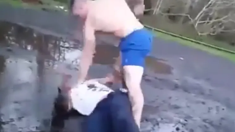 Zastrašujući klinac brutalno prebio starijeg tipa, sve snimali kamerom: 'On je s*eban, totalno s*eban, idemo brzo'