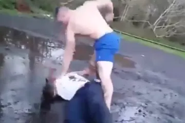 Zastrašujući klinac brutalno prebio starijeg tipa, sve snimali kamerom: 'On je s*eban, totalno s*eban, idemo brzo'