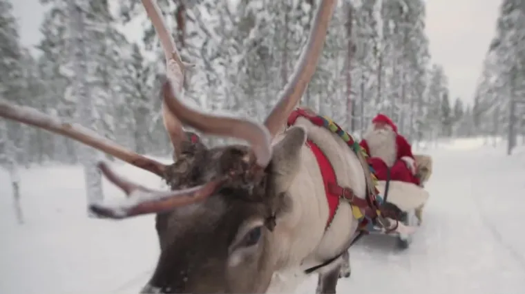Sa sjevera Finske, iz svoje Laponije, Djed Mraz je objavio da kreće na put i poručio svima, velikima i malima...