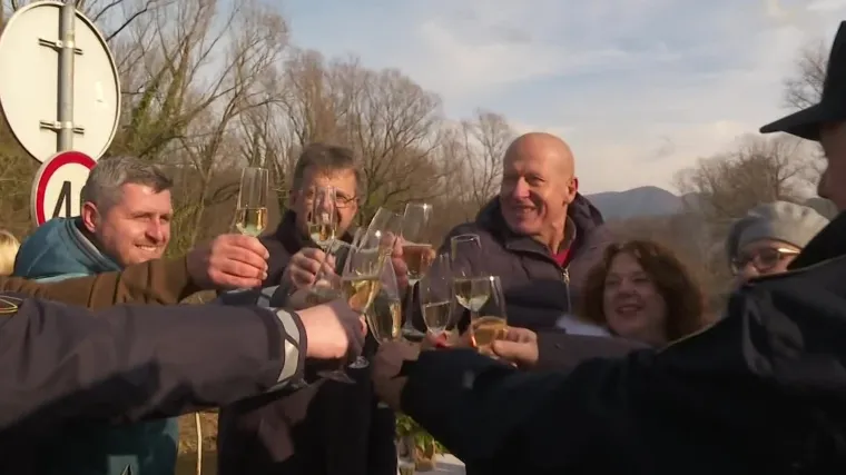Hrvatski i slovenski policajci 16. godinu za redom razmijenili darove na Kupi uoči Božića. A &scaron;to kad uđemo u Schengen?
