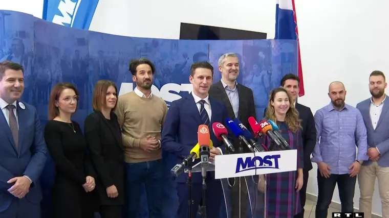 Miletić: 'Skupili smo 400.000 potpisa, tresem se od uzbuđenja.' MOST nije pokazao kutije, Vlada nije impresionirana
