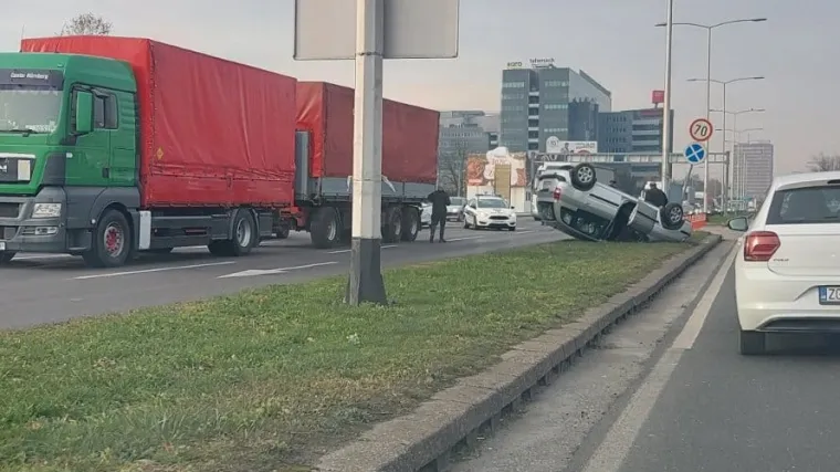 Automobil završio na krovu: Dvoje ozlijeđenih u prometnoj nesreći na Slavonskoj aveniji u Zagrebu