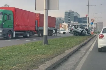 Automobil završio na krovu: Dvoje ozlijeđenih u prometnoj nesreći na Slavonskoj aveniji u Zagrebu