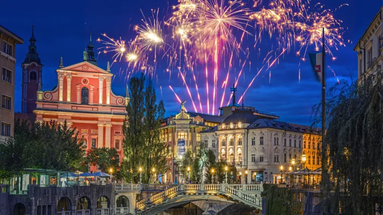 Slovenija zabranila masovne dočeke Nove godine na otvorenom, u crkvu samo s COVID potvrdom ili testom