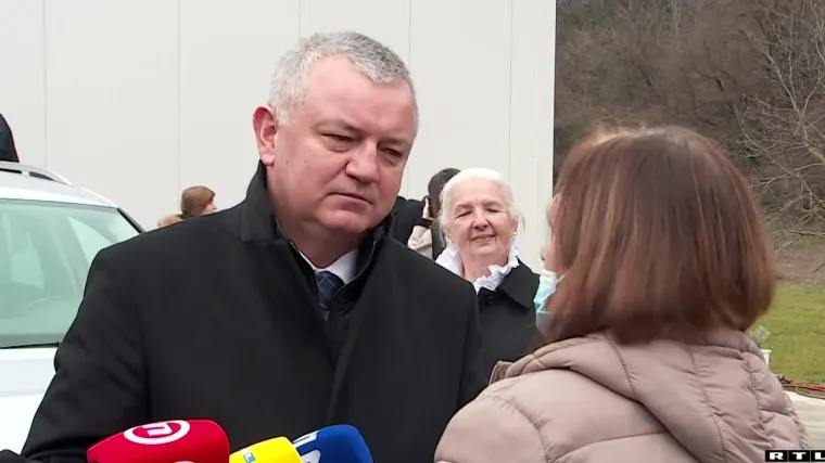 Stanovnici zagrebačkog Čučerja od potresa su u kontejnerima, ljuti na Horvata. Jedna je s njim popričala pred kamerama