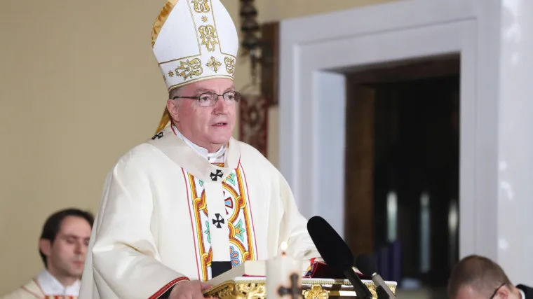 Bozanić s polnoćke poručio vjernicima da misle na svoje i tuđe zdravlje: 'U vrijeme pandemije potrebna je solidarnost'