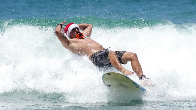 Diljem svijeta slavili su Božić pa i ovako: 'Ovo je najsretniji dan na Zemlji! Dan surfera Djedova Mrazova!'