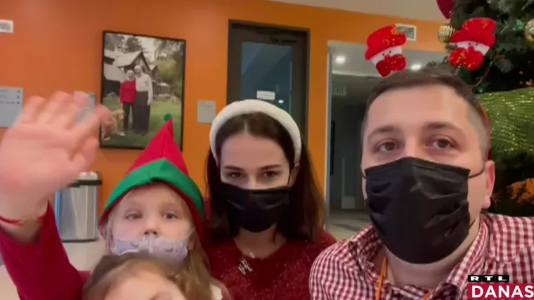 Mala Kiara čestitala vam je Božić s liječenja u SAD-u. Sjećate se da ju je brinulo hoće li je tamo naći Djed Mraz?