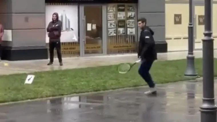 Nole odu&scaron;evio Beograđane: 'Izađe&scaron; pro&scaron;etati po ki&scaron;ici, kad ono Đoković u trapericama igra tenis nasred ulice'