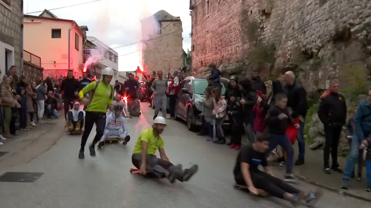 &Scaron;to je to utrka karića? U K. Sućurcu to je tradicija, pobjednik dobiva 40 kila novca. Pravog! Naravno da postoji kvaka