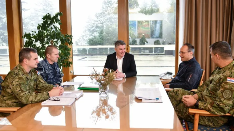 Milanović se sastao s Hranjem i vojnim vrhom. Posebno analizirali američka vozila Bradley, predsjednikove favorite