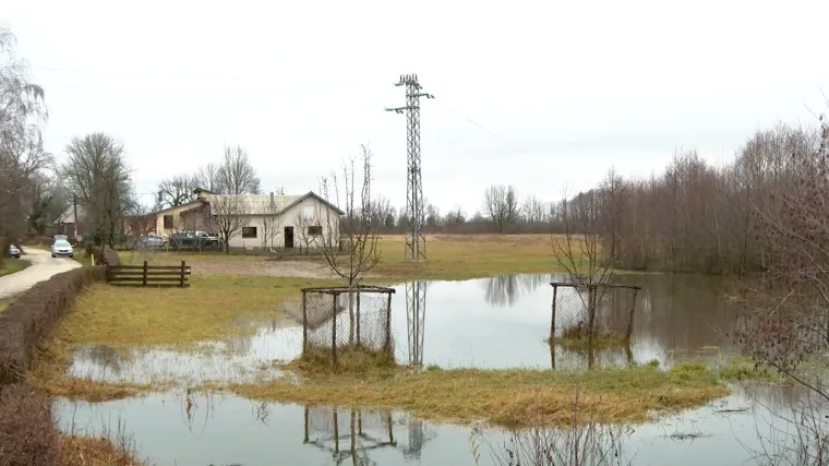 Voda se povlači iz Like, ali ne i iz podruma: 'Do jučer popodne nisam moga ni blizu tu doći, sve je bilo pod vodom'