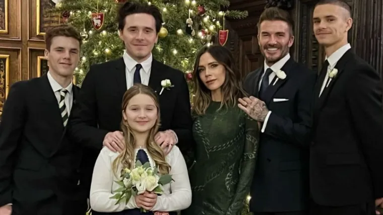 Davida Beckhama brutalno sprdaju zbog detalja na božićnoj slici s obitelji. Primjećujete li &scaron;to je napravio?