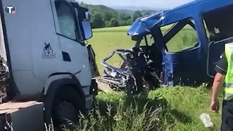 Mladić izgubio kontrolu nad automobilom i frontalno se sudario s teretnim vozilom. Poginulo je troje mladih ljudi
