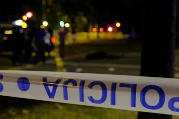 Mladić autom izletio s ceste i zabio se u betonski stup: Poginuo je, a dva putnika su ozlijeđena