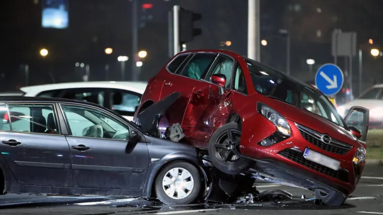 VIDEO Prometni kaos u Zagrebu - autom je doslovno 'zaja&scaron;io' na prednji dio drugog auta. Nasreću, nema ozlijeđenih