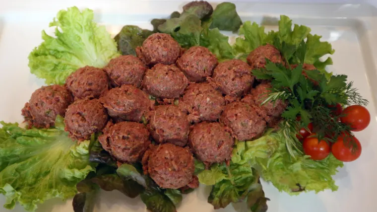 Stotinjak ljudi se otrovalo tatarskim biftekom: Mesar tvrdi da je meso nabavljeno kod domaćih proizvođača